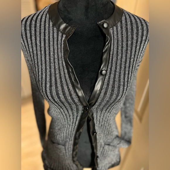 🖤🖤LIKE NEW-YAL NEW YORK BLACK & SILVER BUTTON UP SWEATER SZ L🖤🖤 - Picture 3 of 11
